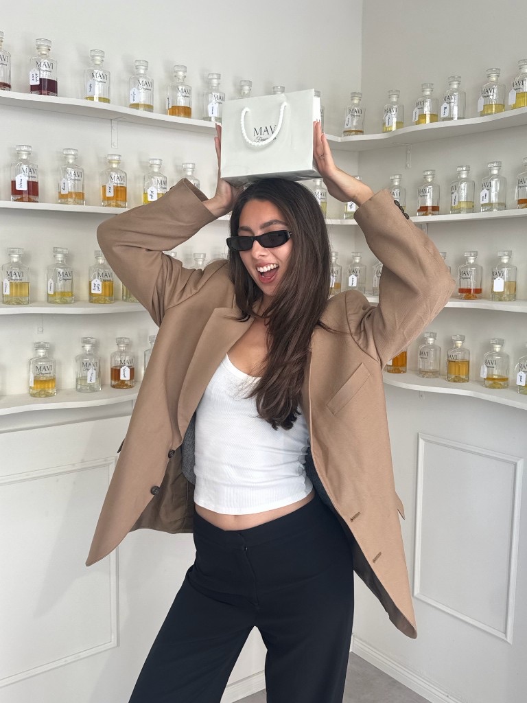 Mavi Fragrances shopping bag balanced on a creator's head